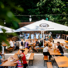 Hirschau Biergarten mit unseren Bierzeltgarnituren Bierzeltgarnituren mit Beinfreiheit sind in Biergarten Hirschau aufgebaut.