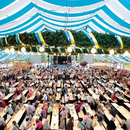 Klassische Bierzeltgarnitur in Natur beim Oktoberfest Die klassische Bierzeltgarnitur in der Farbe Natur beim Oktoberfest.